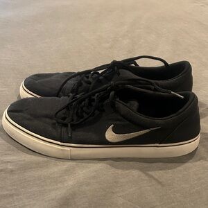Nike Men's SB Charge Canvas
Skate Shoes